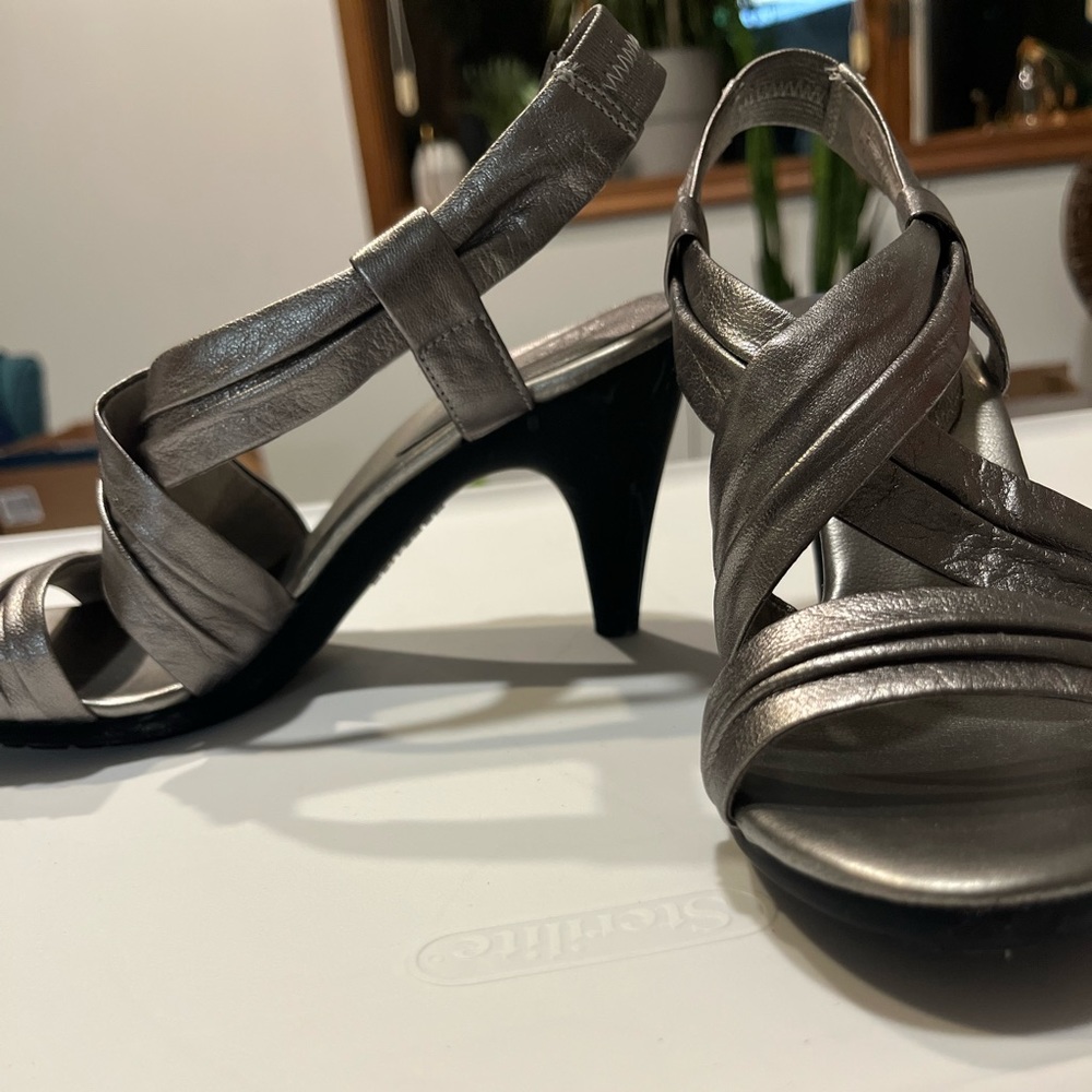 KENNETH COLE REACTION SILVER HIGH HEEL SANDALS